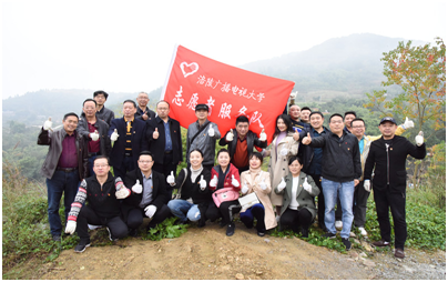 办实事 走进基层乡村、挖树坑 助力脱贫攻坚——我校党员志愿者走进江东铁场村参加义务劳动 